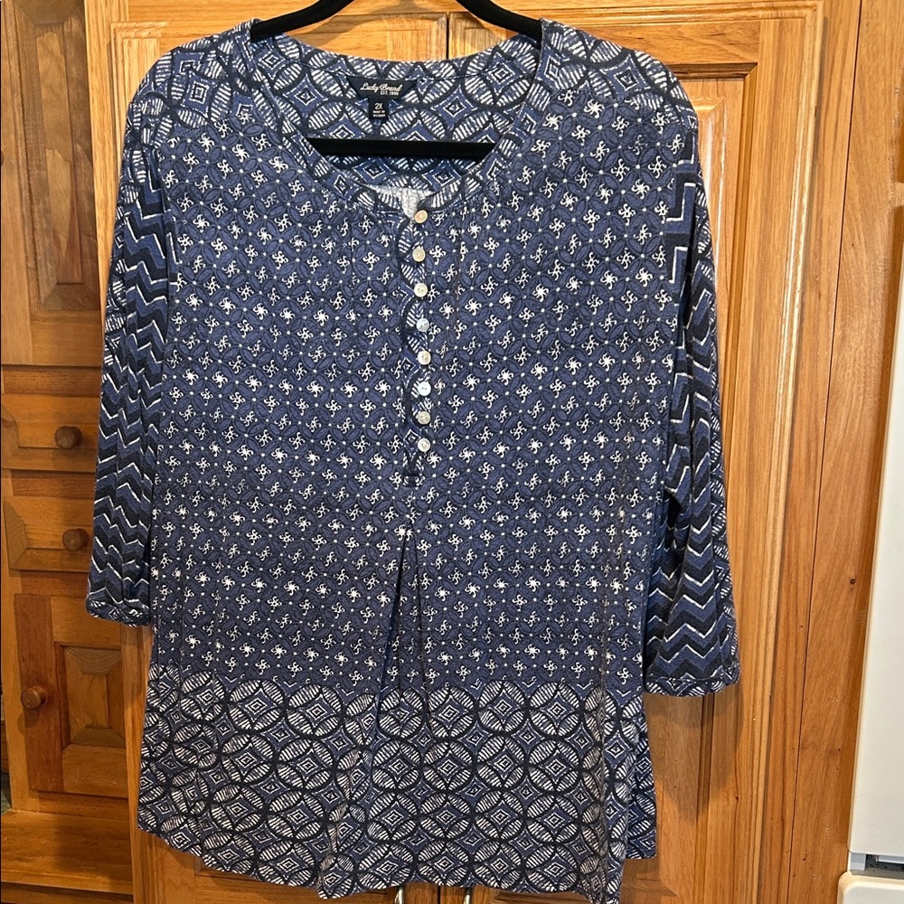 Lucky Brand pretty top with button and pleated details